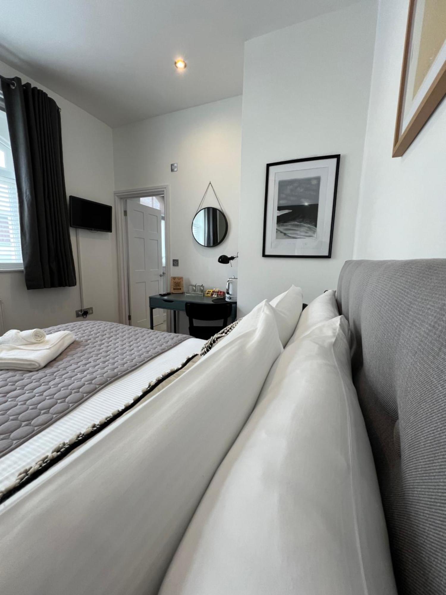 Private Double Room With Ensuite, No Breakfast, Truro City Centre Exterior foto